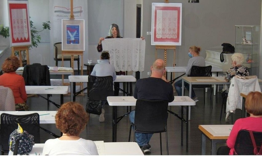 Inowrocław. Warsztaty tradycyjnych kujawskich wycinanek w bibliotece pod okiem etnografa [zdjęcia]