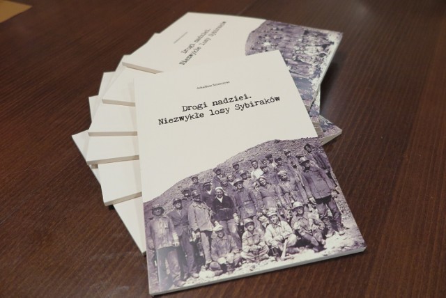 Książka "Drogi nadziei. Niezwykłe losy sybiraków" jest bogato zdobiona unikalnymi zdjęciami, które autor pozyskał ze zbiorów rodzin polskich zesłańców na Sybir