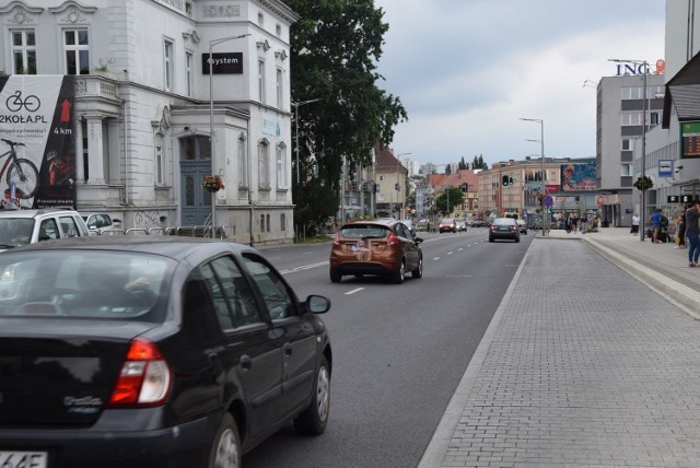 Szeroka ul. Bohaterów Westerplatte w Zielonej Górze wieczorami staje się torem wyścigowym dla kierowców aut i motocyklistów.