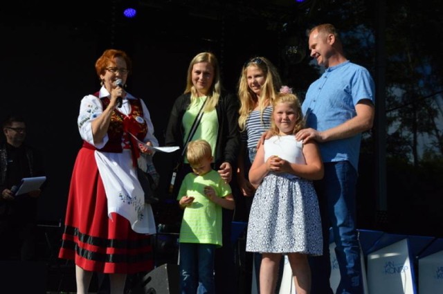 W tym roku tradycyjnie podczas Dni Powiatu Kartuskiego, starosta Janina Kwiecień uhonorowała rodziny wielodzietne z terenu naszego powiatu.