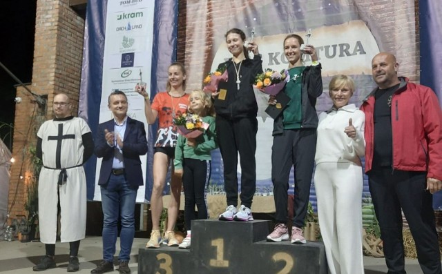 Julia Rogowska na najwyższym stopniu podium w klasyfikacji open kobiet.