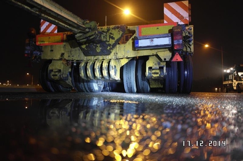 TIR ciągnął 200-tonowy ładunek na A1. Został zatrzymany przez ITD