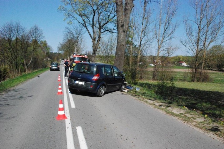Polewo: Wypadek na drodze 221. Kierowca uderzył w drzewo [ZJĘCIA]