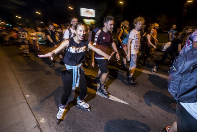 Nightskating Warszawa 2018. Rolkarze opanowali stolicę. Jechałeś? Szukaj się w galerii! [ZDJĘCIA]