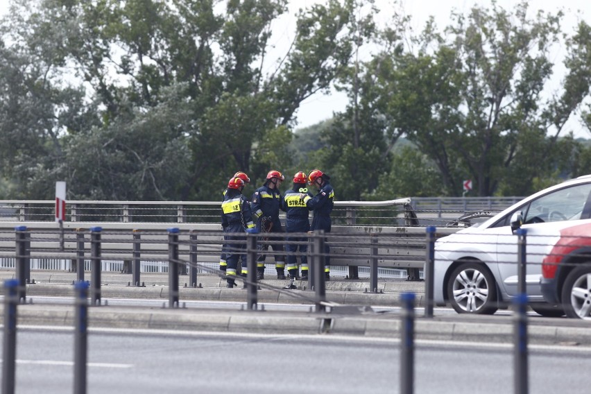 Warszawa. Autobus spadł z mostu trasy S8. W środku byli pasażerowie. Co najmniej jedna ofiara śmiertelna