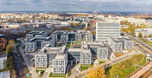 Business Garden Wrocław to kompleks biurowców, który powstał między ulicą Legnicką, Dąbrówki i Jaworską, w bezpośrednim sąsiedztwie centrum handlowego Magnolia Park i stacji kolejowej Wrocław Mikołajów przy ulicy Stacyjnej.

Pierwsze trzy budynki kompleksu (ok. 38 000 m2) oddano do użytku w 2016 roku w ramach pierwszego etapu inwestycji. W drugim, zakończonym pod koniec 2019 roku etapie (ok. 79 000 m2), oprócz liczącego 13 pięter biurowca, zrealizowano pięć sześciokondygnacyjnych budynków, które zostały zaprojektowane jako obiekty modułowe o kształcie litery H.

– Pierwsze trzy z sześciu budynków etapu drugiego oddano do użytku już w lipcu. Są one praktycznie w całości wynajęte, a ich głównym najemcą jest Credit Agricole Group (25,600 m2). Do budynków oddanych do użytku pod koniec listopada lada dzień wprowadzą się kolejni najemcy, m.in. Santander Consumer Bank Polska (10,700 m2) i Capgemini (4,100 m2). Obecny poziom komercjalizacji projektu wynosi 70% – mówi Marek Ulanecki, Leasing Manager z Vastint Poland.

CZYTAJ WIĘCEJ O INWESTYCJI NA KOLEJNYCH SLAJDACH, ZOBACZ ZDJĘCIA. PORUSZAJ SIĘ PRZY POMOCY STRZAŁEK NA KLAWIATURZE, MYSZKI LUB GESTÓW NA TELEFONIE