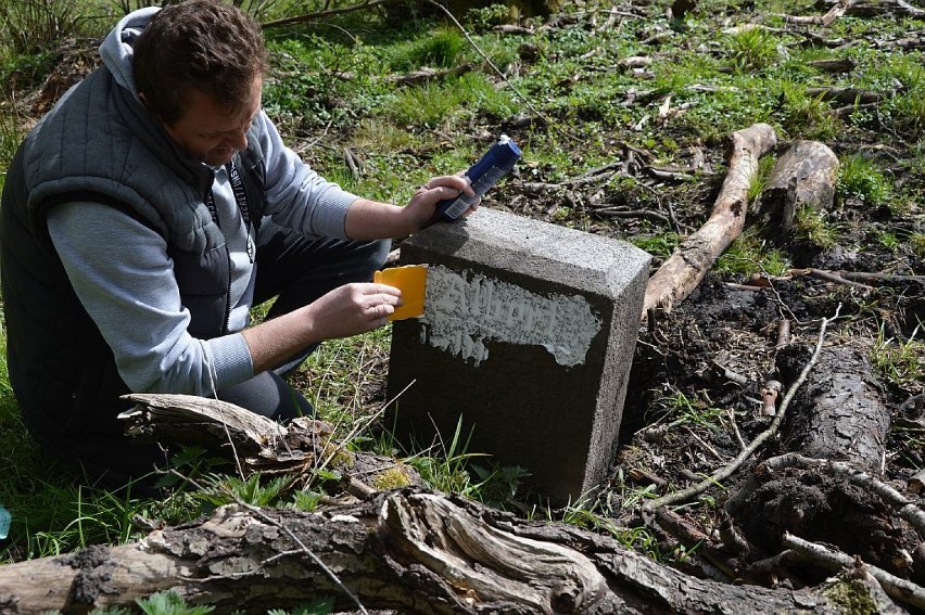 Poniemiecki pomnik odnaleziony w lesie pod Bodzęcinem. Kogoś tam pochowano?