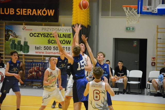 Nie była to udana sobota w wykonaniu podopiecznych Jarosława Czekały. Najpierw zawodnicy BC Sieraków przegrali z UKS SP 27 Katowice 57:73. W wieczornym spotkaniu ulegli natomiast drużynie Wilków Morskich Szczecin 60:45.