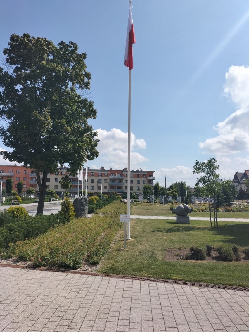 Maszt z biało-czerwoną flagą również w Suwałkach