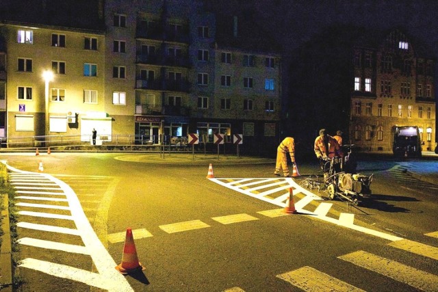 Nocne roboty na skrzyżowaniu ulic Okrzei i Kochanowskiego.