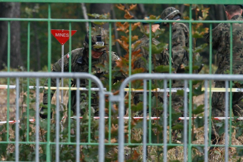 Żołnierze sprawdzają teren w Wałbrzychu, pod którym ma być...