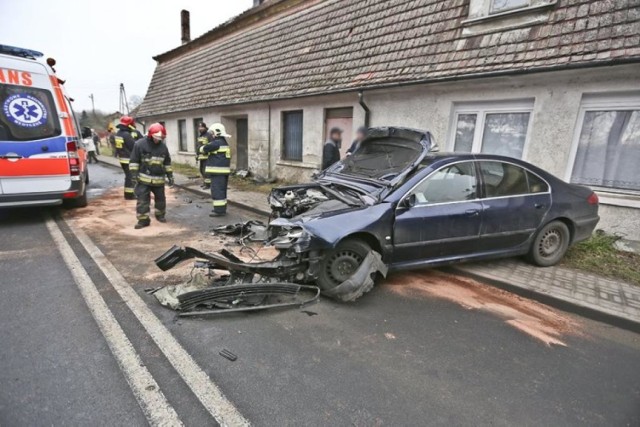 Do poważnego wypadku doszło w sobotę, 17 lutego, na zakręcie ul. Żagańskiej w Ochli, dzielnicy Zielonej Góry. Kierujący peugeotem wypadł z drogi i roztrzaskał się o ścianę budynku. Pasażerka została przewieziona do szpitala. Kierowcy nic się nie stało. Policjantom powiedział, że jechał z prędkością około 60 km/h.

Kierujący peugeotem jechał ul. Żagańską w kierunku Zielonej Góry. Na zakręcie rozpędzony peugeot wypadł z drogi i uderzył w ścianę domu stojącego tuż przy chodniku. Samochód po uderzeniu odbił się i okręcił zatrzymując kilkanaście metrów dalej. – Kiedy podbiegliśmy do rozbitego auta, na przednim fotelu była nieprzytomna kobieta – opowiadają nam świadkowie wypadku.

Na miejsce przyjechało wezwane pogotowie ratunkowe. Strażacy zawodowi z Zielonej Góry i OSP Ochla zabezpieczyli ulicę, na której doszło do zdarzenia. Ranna pasażerka została zabrana do karetki pogotowia ratunkowego. Po chwili ambulans z kobietą odjechał do szpitala.

Policjanci z zielonogórskiej drogówki zabrali się za ustalanie przyczyn wypadku. Na drodze wprowadzili ruch wahadłowy. Kierowcy peugeota nic poważnego się nie stało. Mężczyzna jest trzeźwy. Policjantom powiedział, że jechał z prędkością 60 km/h. Uszkodzenia samochodu świadczą jednak o dużo większej prędkości. Z pewnością będzie to ustalał biegły.

Do wypadku doszło niemal w środku miejscowości. Codziennie chodnikiem przechodzi wiele osób. Na szczęście, w chwili zdarzenia nikogo tam nie było. Szczęśliwie drogą z naprzeciwka nie jechał też samochód. Tylko dzięki temu nie doszło do tragedii.

Policjanci z zielonogórskiej drogówki zapowiedzieli już zatrzymanie prawa jazdy kierowcy peugeota.