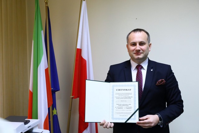 Piotr Wojtysiak, starosta piotrkowski z Certyfikatem potwierdzającym "Mały pępek świata" w Milejowcu