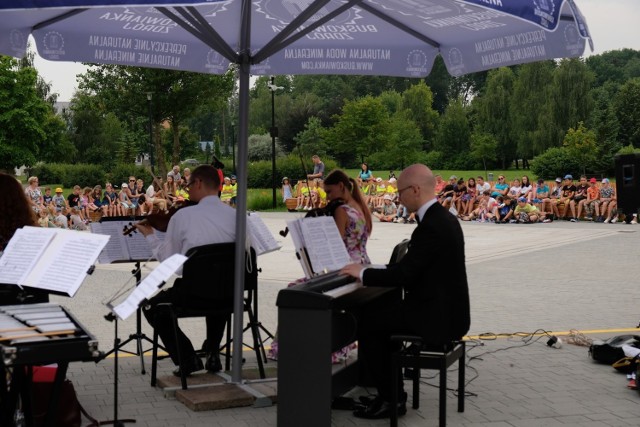 W piątek 30 lipca przy tężni solankowej Buska Orkiestra Zdrojowa zagrała wyjątkowy koncert dla dzieci - "Opowieści znad wody". Dzieciaków było mnóstwo - były zachwycone.

Na kolejnych slajdach zobaczcie widownię i muzyków podczas piątkowego koncertu dla dzieci