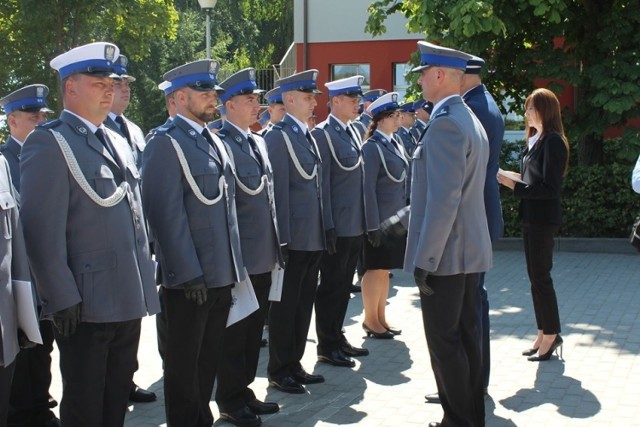 Powiatowe obchody Święta Policji zorganizowano tym razem w Lisewie.  Wczoraj w tej wsi przywrócony został, w nowym miejscu, Posterunek Policji. 

Uroczystości rozpoczęły godz. 11 mszą św. Z kościoła policjanci i goście udali się otworzyć odtworzony Posterunek Policji w Lisewie.
To już dziewiąty odtworzony posterunek policji w  naszym województwie. Zadanie zrealizowane zostało przez gminę. Kilka dni temu zawarta została umowa najmu - między gminą a  policja - na czas nieokreślony na  lokal użytkowy w Lisewie. Stara siedziba Posterunku Policji w Lisewie mieściła się przy ul. Gen. Józefa Hallera.

Przypomnijmy, budynek posterunku wymagał generalnego remontu, pomieszczenia przynależne były w stanie niedającym się do użytkowania. Kierując się ekonomiką podjęto decyzję o likwidacji posterunku. 29 stycznia 2009 roku komendant powiatowy policji w Chełmnie zlikwidował Posterunek. Utworzył Posterunek w Papowie Biskupim, który przejął teren działania trzech gmin: Lisewo, Papowo Biskupie i Stolno.

Papowski Posterunek działał do 15 października 2012 roku. Wtedy to zapadła decyzja o likwidacji i przeniesieniu do  Posterunku Policji w Unisławiu. Od tego czasu mieszkańcy i samorządowcy wiele razy wyrażali zaniepokojenie i sprzeciw likwidacji posterunków. Obawiali się, że wpłynie to na  zmniejszenie poczucia bezpieczeństwa przez mieszkańców. Wychodząc na przeciw oczekiwaniom lokalnej społeczności rozpoczęto starania o odtworzenie Posterunku Policji w Lisewie.

- Aż 10,5 roku nie było w Lisewie posterunku - mówi Jakub Kochowicz, wójt gminy Unisław. - Podjęliśmy starania, aby wrócił, gdyż wcześniej - jak sięgam pamięcią - był „od zawsze”. Mieszkańcy mówili, że jest potrzebny, choćby z powodów prewencyjnych. Kiedy bowiem działał posterunek papowski mieli jeszcze blisko, ale do  unisławskiego - 30 km. To już bliżej było im do KPP w Chełmnie. Kiedy przenieśliśmy bibliotekę do nowych pomieszczeń zwolniło się 90 m kw przy ul. Toruńskiej 15. Rozmawialiśmy z policjantami z komendy wojewódzkiej i powiatowej, aż dostaliśmy zgodę na przywrócenie posterunku. Zabezpieczyliśmy fundusze, rok przygotowywaliśmy dokumentację. Wymiana ogrzewania, termomodernizacja pochłonęły 300 tys. złotych. Środki dołożyła komenda wojewódzka. I w końcu posterunek  jest gotowy - otwieramy!
Po opracowaniu projektu gmina ogłosiła przetarg na wykonanie robót adaptacyjnych, który wygrała Spółdzielnia Produkcji Rolnej Osnowo. Prace zostały zakończone 29 marca. Wartość zadania wyniosła 354,4 tys. zł. Wyposażenie kwaterunkowe za ponad 21,5 tys. zł zapewniła  KWP w Bydgoszczy, podobnie jak wyposażenie informatyczno-łącznościowe za 32,9 tys. zł.
W lisewskim Posterunku Policji zatrudnionych jest ośmiu policjantów: kierownik, starszy dzielnicowy, dzielnicowy, referent, asystent w zespole ds. kryminalnych. Dwa dodatkowe etaty, początkowo miało być ich sześć, doszły do prewencji.

- Podkreślić warto, że chyba pierwszy raz powiatowe święto policji zorganizowano poza Chełmnem. To dla nas duże wyróżnienie, że obchody udało się połączyć z otwarciem posterunku - przyznaje wójt Kochowicz.



Zobacz także wideo: Wakacyjne utonięcia. Jak zapobiec tragedii?


