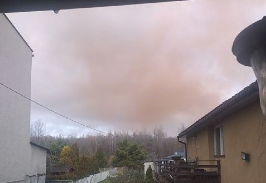 Rdzawe dymy pojawiły sie w piątek nad Dąbrową Górniczą. To...