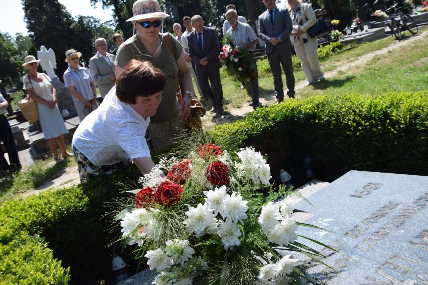 W 73. rocznicę Powstania Warszawskiego sieradzanie złożyli kwiaty na grobie księdza Leśniewskiego