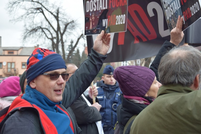 Wiec wyborczy Andrzeja Dudy w Łowiczu i grupa protestujących...