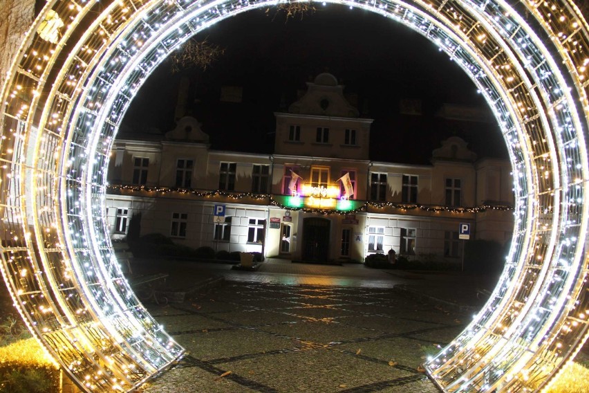 Świąteczna iluminacja Międzychodu w 2017 roku.

Chartów:...