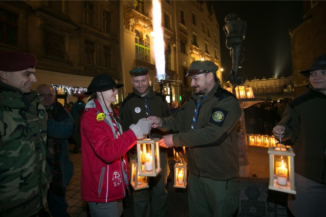 Przekazanie Światełka Betlejemskiego w Krakowie.