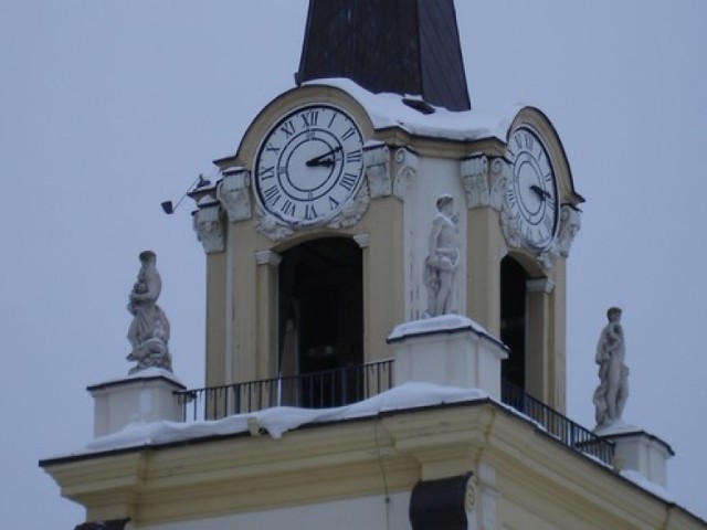Zegarowi na wieży bramy wjazdowej na dzieciniec Pałacu Branickich w Białymstoku co jakiś czas zdarza się źle pokazywać godziny.