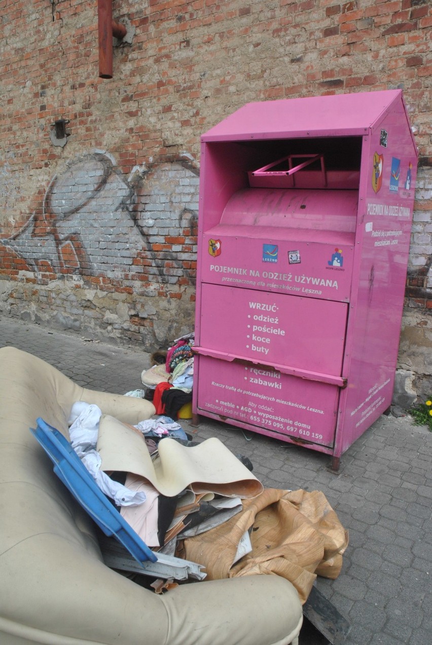 LESZNO: śmieci porzucone przy kontenerze na używaną odzież [FOTO]