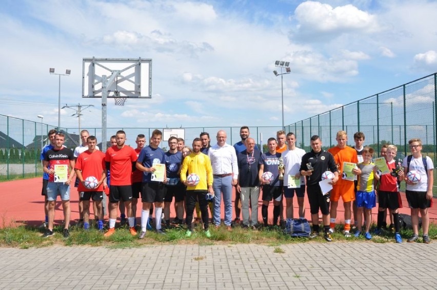 Drużyna FC JANUSZE wygrała piłkarski turniej o puchar wójta Radwanic. Imprezę zorganizowano w ramach Dni Gminy Radwanice