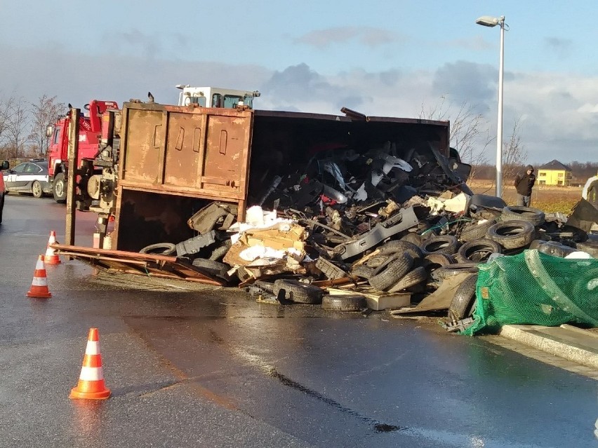 Wrocław. Wypadek na ul. Granicznej. Wywróciła się ciężarówka wioząca opony [ZDJĘCIA]