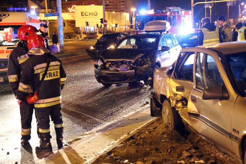 Wrocław: Wypadek na skrzyżowaniu Legnickiej i Na Ostatnim Groszu (ZDJĘCIA)