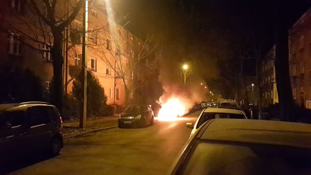 Straż pożarna została wezwana do pożaru samochodu osobowego około godziny 17:00 na poznańskim Łazarzu.