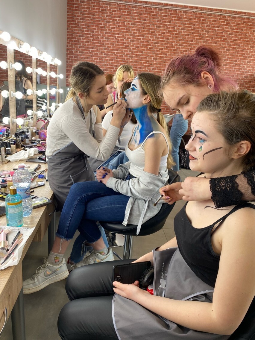 Szkolny konkurs makijażu o temacie Fantastic World w Zespole...