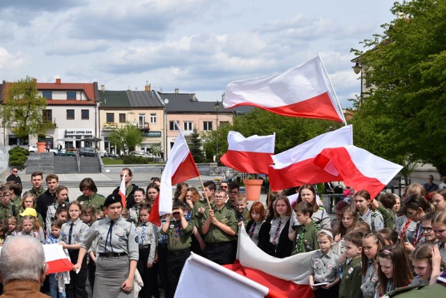 Z okazji Dnia Flagi 2 maja, w ramach akcji harcerzy „Oflaguj się” na ostrowieckim rynku odbył się happennig, podczas którego harcerze ostrowieckiej Chorągwi ZHP rozdawali chorągiewki.