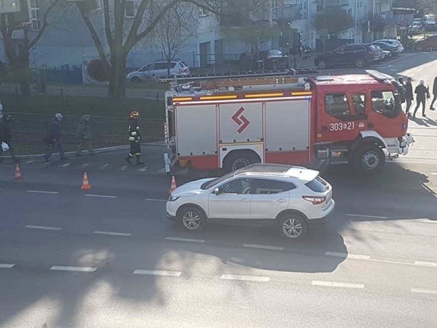 Kraków. Na ul. Balickiej samochód osobowy zderzył się z tramwajem. Są utrudnienia [ZDJĘCIA]