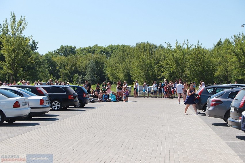 Otwarty basen na Słodowie we Włocławku przyciąga tłumy....