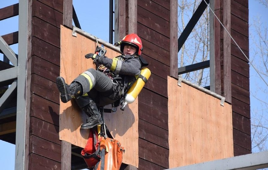 Kęty. Strażacy ćwiczyli ratowanie poszkodowanych z wysokich budynków, drzew i studni