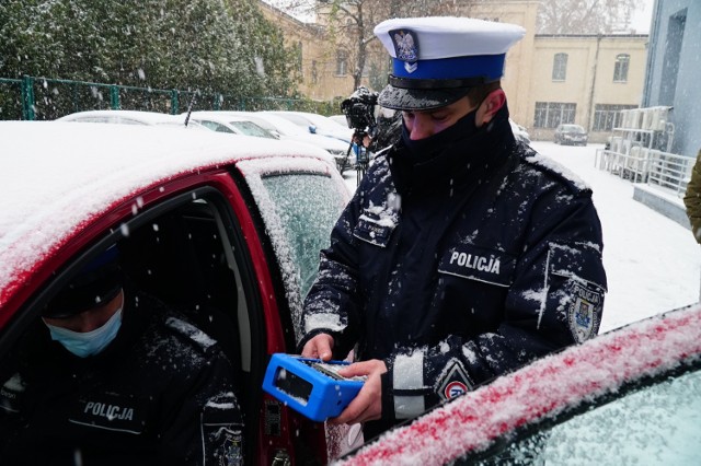 Ustawa podpisana przez prezydenta ma także zakończyć tzw. jazdę na zderzaku. Przepisy wprowadzają obowiązek zachowania odpowiedniej odległości od pojazdu poprzedzającego na autostradach oraz drogach ekspresowych. Podczas przejazdu takimi drogami, kierowca będzie zobowiązany zachować odstęp pomiędzy własnym pojazdem, a pojazdem jadącym przed nim tym samym pasem. Ile powinien wynieść minimalny odstęp? Wyrażony w metrach musi być nie mniejszy niż połowa liczby prędkości, z jaką porusza się nasz pojazd. Odstępstwo od tej reguły jest dopuszczalne wyłącznie w trakcie manewru wyprzedzania.