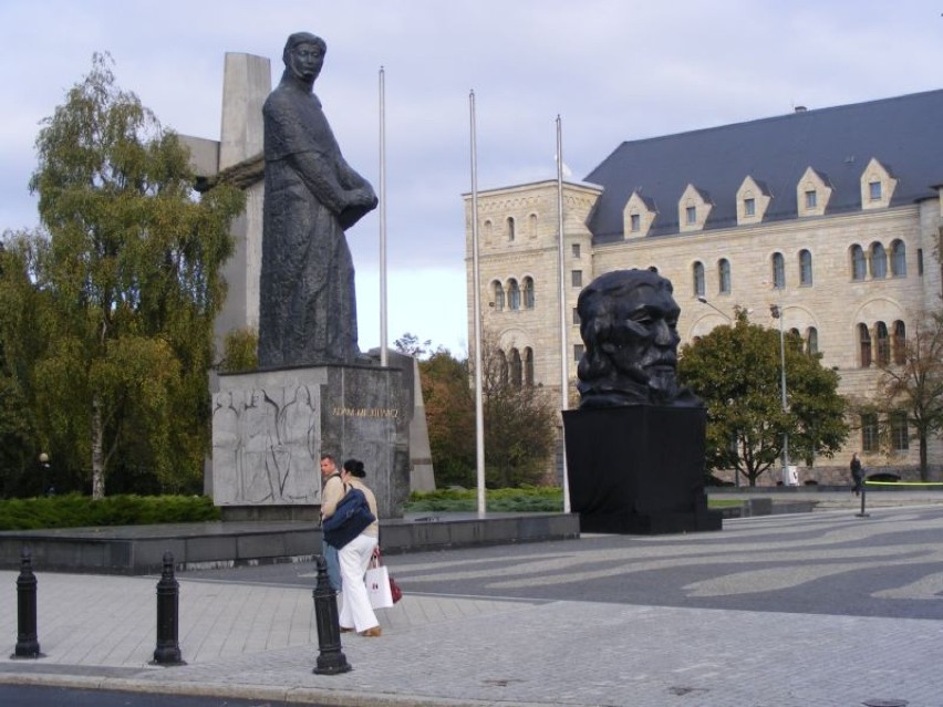 Pomnikowi Adama Mickiewicza stojącemu na placu jego imienia...