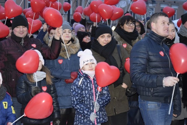 Skierniewiczanie murem za Jurkiem Owsiakiem. Tłumnie zebrali się na skierniewickim Rynku, aby wesprzeć Wielką Orkiestrę Świątecznej Pomocy i jej lidera.