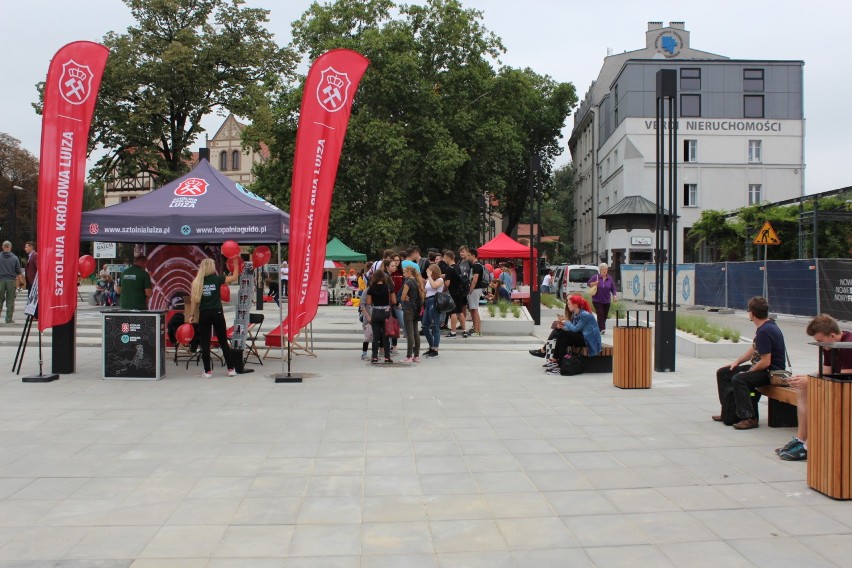 Zabrze: Plac Teatralny już otwarty po remoncie. W centralnej części uruchomiono fontannę [ZDJĘCIA]