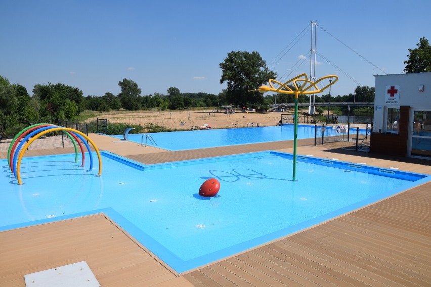 Plaża i baseny nad Wartą w Sieradzu. Niebawem otwarcie. W rzece już robi się tłoczno ZDJĘCIA