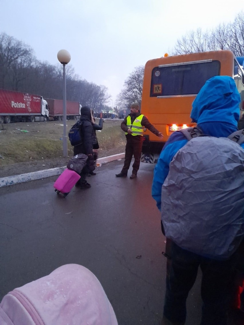 Ukraińskie dzieci uciekają przed rosyjskimi bombami [WZRUSZAJĄCE WIDEO]. Pierwsze z nich są już bezpieczne w Polsce!