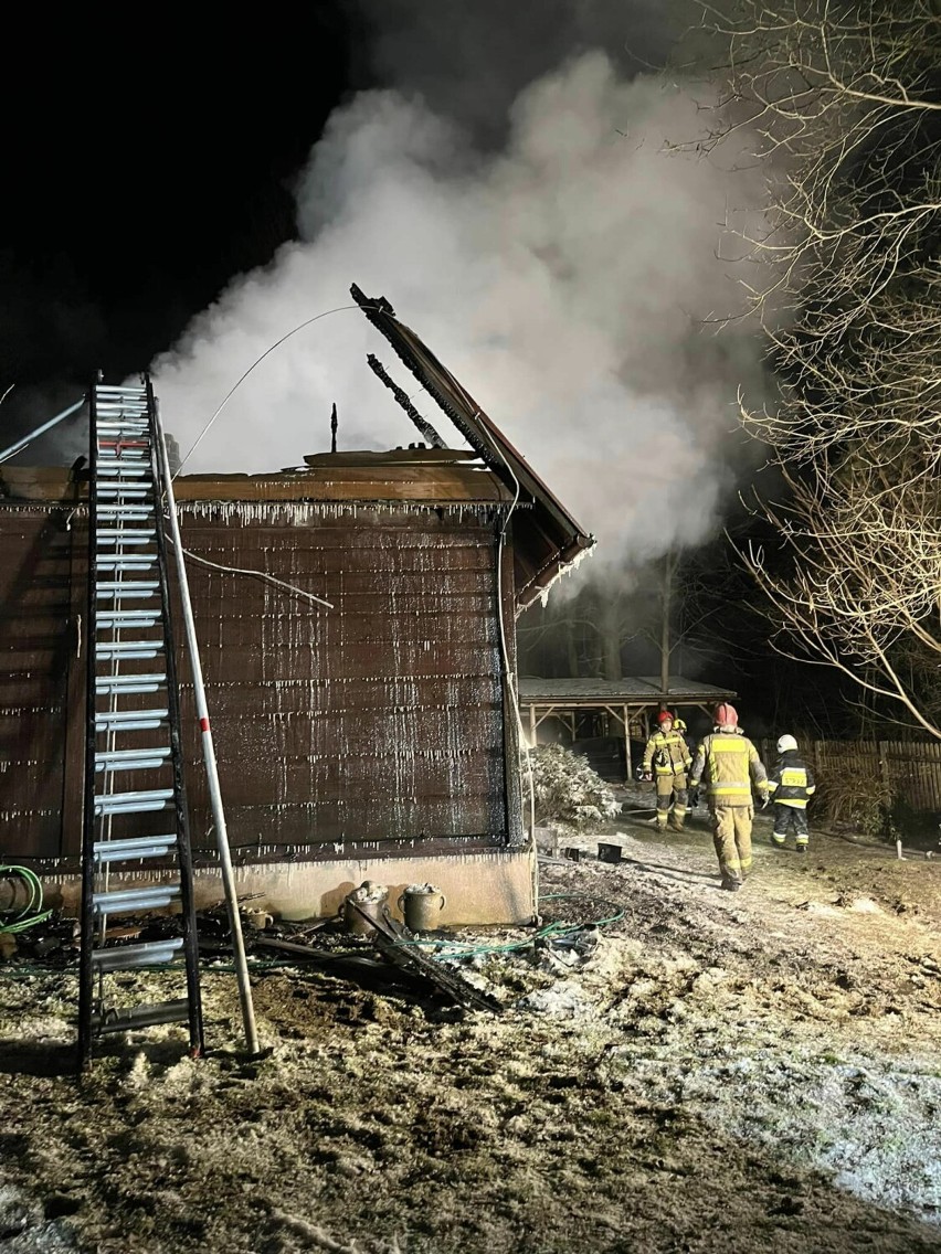 Pożar drewnianego domu w Szarbsku. Ranna jedna osoba ZDJĘCIA, FILM