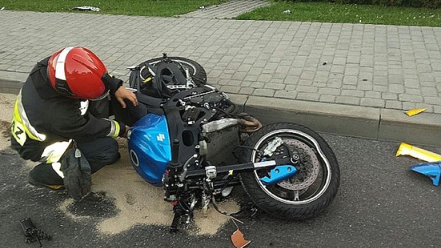 Wypadek w Przemyślu. Policjanci pracowali na miejscu wypadku drogowego, do którego doszło około godz. 20 w Przemyślu. Po zderzeniu motocykla z osobową dacią nieprzejezdny był odcinek ulicy 3 Maja od skrzyżowania z ulicą Opalińskiego do skrzyżowania z ulicą Stanisława Augusta. 


 Czytaj także:  Wypadek w Woli Rzeczyckiej. Zderzyły się dwa samochody [ZDJĘCIA]