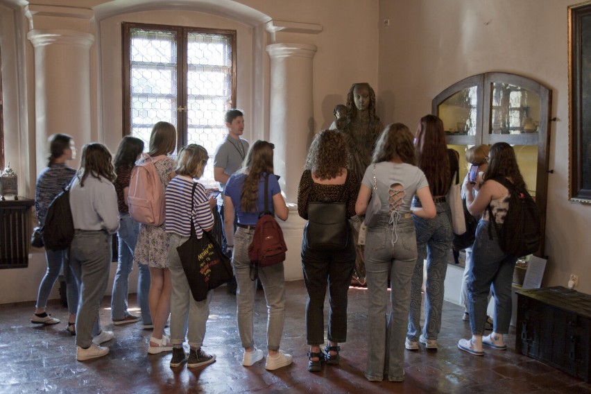 Studentki ze Lwowa wzięły udział w badaniach archeologicznych w Chotyńcu i odwiedziły jarosławskie Muzeum [ZDJĘCIA]