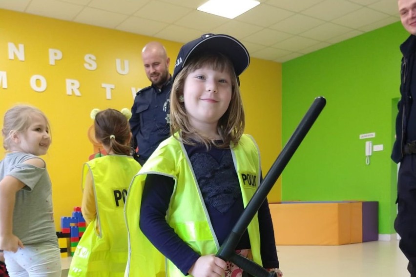 Policjanci z Dobrzynia nad Wisłą odwiedzili przedszkolaków w Wielgiem [zdjęcia]