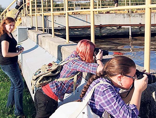 Młodzi fotograficy robią zdjęcia w Oczyszczalni Ścieków Centrum w Dąbrowie Górniczej