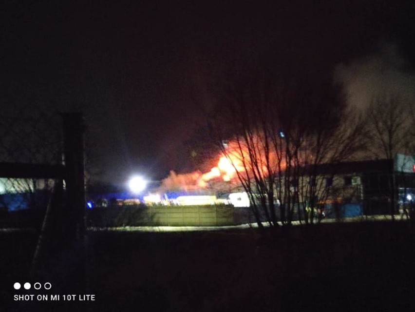 Pożar hali w Boronowie. 17 zastępów strażaków walczyło z ogniem