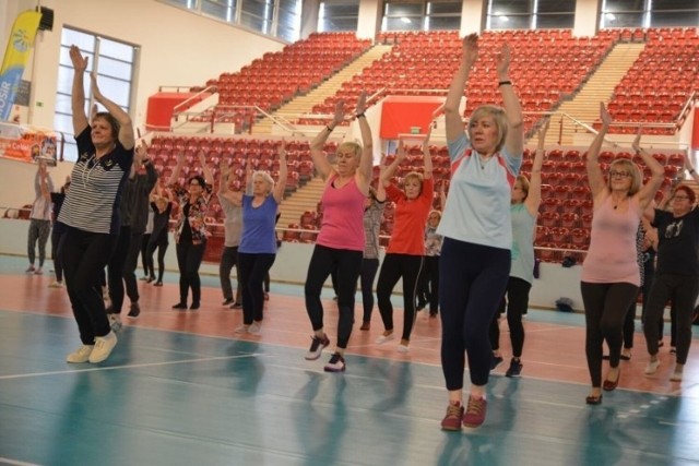 W środę, 4 stycznia rusza program „Aktywny Senior 2023”. W Hali Sportowo – Widowiskowej, Miejskiego Ośrodka Sportu i Rekreacji odbędą się zajęcia z pilatesu. Oferta jest skierowana do seniorów z gminy Ostrowiec Świętokrzyski. Zajęcia są bezpłatne i będą odbywały się w każdą środę w godzinach 16 - 18.