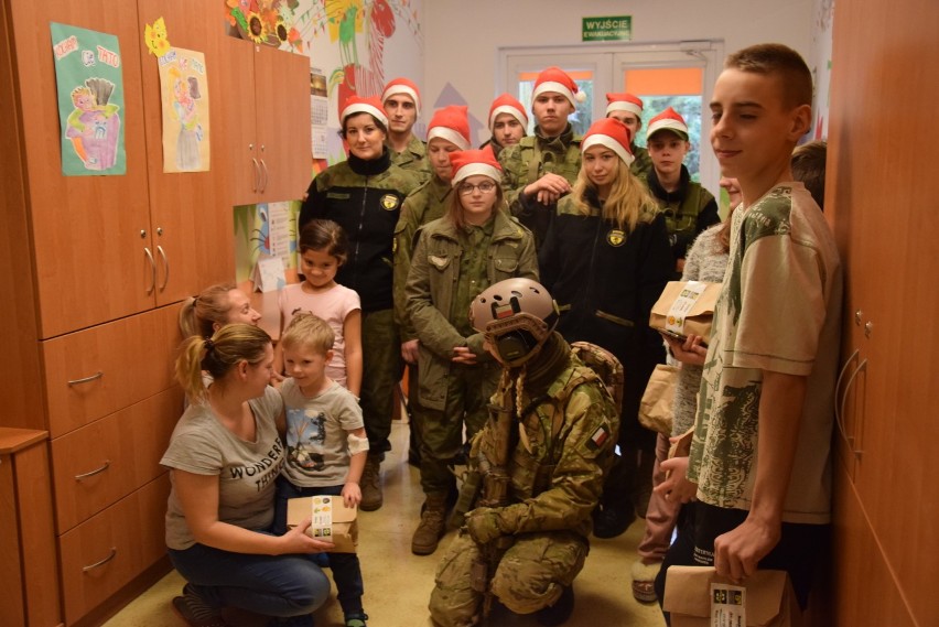 Umundurowani i uzbrojeni Mikołaje w szpitalu przekazali paczki małym pacjentom i seniorom 
