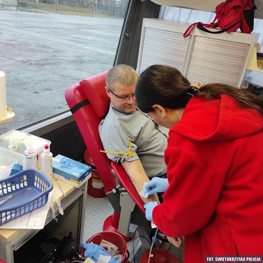 W Kielcach policjanci honorowo oddawali krew i zachęcali do tego innych. Zobacz zdjęcia 